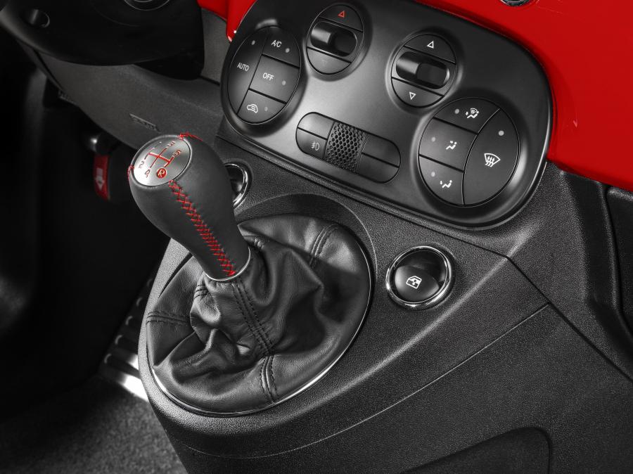 Детали интерьера Abarth 500 (312) 2014 года  (BR) (фото 8 из 29)